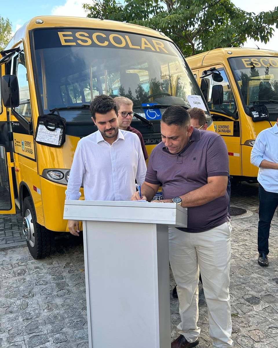 Com apoio do deputado Chico Mendes, prefeito de Aparecida, João Neto recebe novo ônibus escolar 497281942 18504189412015620 2454866587839404885 n - Com apoio do deputado Chico Mendes, prefeito de Aparecida, João Neto recebe novo ônibus escolar