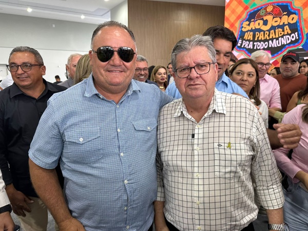 Presidente da Câmara, Vereador Ribeiro participa de solenidade em Campina Grande e celebra investimentos para o São João de Bonito de Santa Fé Ribeiro2 1 - Presidente da Câmara, Vereador Ribeiro participa de solenidade em Campina Grande e celebra investimentos para o São João de Bonito de Santa Fé