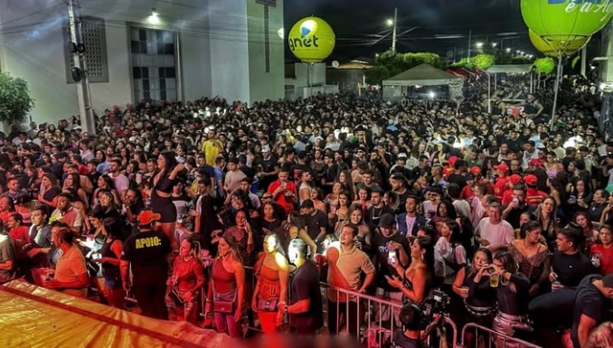 Após susto em acidente, Senador Efraim Filho celebra a vida e os 31 anos da Rádio Vale FM em Santa Luzia efraimsl2 - Após susto em acidente, Senador Efraim Filho celebra a vida e os 31 anos da Rádio Vale FM em Santa Luzia