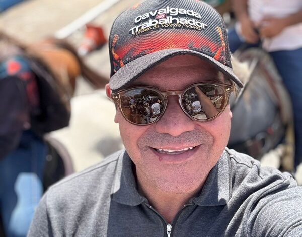 Na garupa do cavalo de Cícero, Mersinho percorre a Paraíba de olho em 2026 mersinhoc 600x470 - Na garupa do cavalo de Cícero, Mersinho percorre a Paraíba de olho em 2026