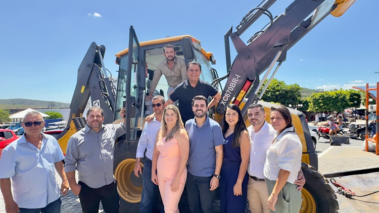 Wilson Santiago e Wilson Filho entregam retroescavadeira em Umbuzeiro e anunciam obra da travessia urbana e R$ 1 milhão para a saúde santiago - Wilson Santiago e Wilson Filho entregam retroescavadeira em Umbuzeiro e anunciam obra da travessia urbana e R$ 1 milhão para a saúde