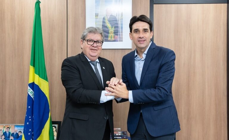 João Azevêdo e ministro Silvio Costa Filho entregam nova pista de pouso do Aeroporto de Patos nesta quinta-feira joaoesilvio 768x470 - João Azevêdo e ministro Silvio Costa Filho entregam nova pista de pouso do Aeroporto de Patos nesta quinta-feira