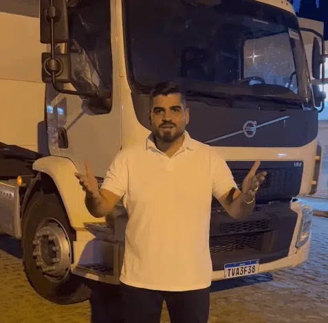Prefeito Leomar Maia comemora chegada de novo caminhão caçamba para Belém do Brejo do Cruz leomar carro - Prefeito Leomar Maia comemora chegada de novo caminhão caçamba para Belém do Brejo do Cruz
