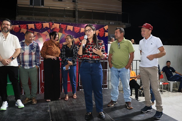 Tradição e Emoção: Prefeita Milena Nogueira marca presença na III Etapa Vale dos Sertões do Festival de Quadrilhas e movimenta cidade de Monte Horebe milenajuninas1 - Tradição e Emoção: Prefeita Milena Nogueira marca presença na III Etapa Vale dos Sertões do Festival de Quadrilhas e movimenta cidade de Monte Horebe