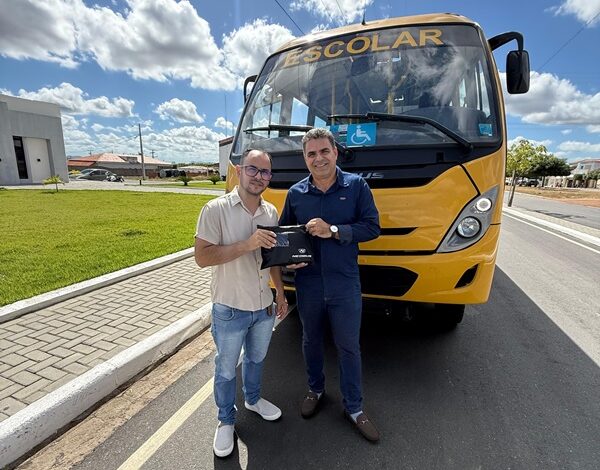 São Domingos recebe novo ônibus escolar com recursos do FNDE e reforça compromisso com a educação onibus 600x470 - São Domingos recebe novo ônibus escolar com recursos do FNDE e reforça compromisso com a educação