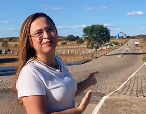 Prefeita Adeilza Soares anuncia início de importante obra de pavimentação asfáltica na entrada da cidade em São Domingos adeilza 600x470 - Prefeita Adeilza Soares anuncia início de importante obra de pavimentação asfáltica na entrada da cidade em São Domingos