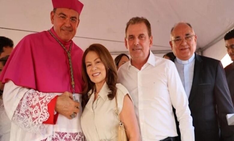 Chico Mendes participa de recepção a Dom Francisco Gabriel e saúda novo bispo de Cajazeiras chicobispo 780x470 - Chico Mendes participa de recepção a Dom Francisco Gabriel e saúda novo bispo de Cajazeiras