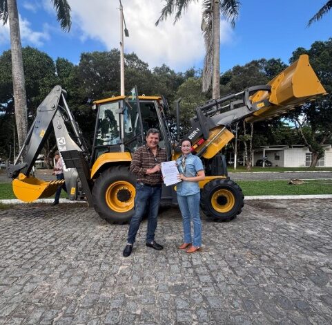 Em Cuitegi: Prefeito Guilherme Madruga recebe nova retroescavadeira para reforçar os serviços no município cuitegi2 481x470 - Em Cuitegi: Prefeito Guilherme Madruga recebe nova retroescavadeira para reforçar os serviços no município