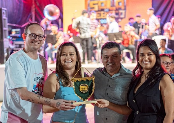 Prefeito Luiz Claudino recebe comenda ''Amigo da Cultura'' em noite especial na Vila do Sertão e destaca papel da cultura na inclusão social vilac - Prefeito Luiz Claudino recebe comenda ''Amigo da Cultura'' em noite especial na Vila do Sertão e destaca papel da cultura na inclusão social