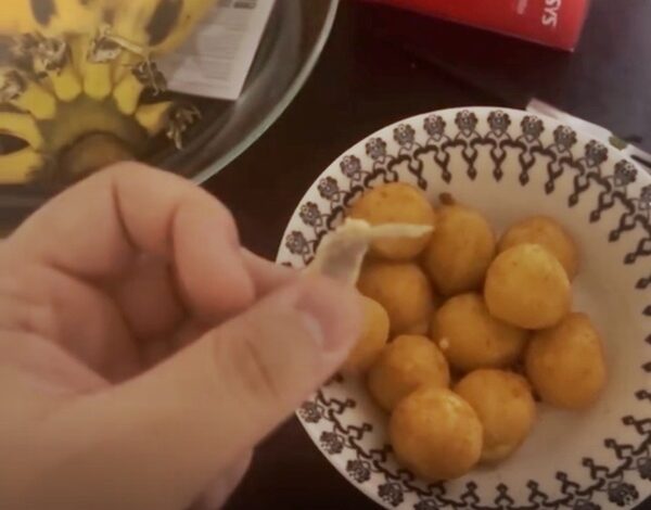 Em Sousa: Vereador alerta pais sobre riscos em coxinhas pré-prontas após encontrar osso em lanche; VEJA VÍDEO coxinha 600x470 - Em Sousa: Vereador alerta pais sobre riscos em coxinhas pré-prontas após encontrar osso em lanche; VEJA VÍDEO
