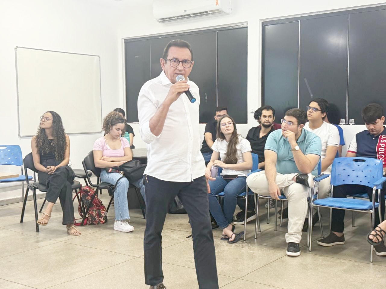 Prefeito de Coremas, Edilson Pereira, ministra palestra sobre “Educação e gestão: as vicissitudes da vida pública” para alunos da UFCG em Sousa edilson2 - Prefeito de Coremas, Edilson Pereira, ministra palestra sobre “Educação e gestão: as vicissitudes da vida pública” para alunos da UFCG em Sousa
