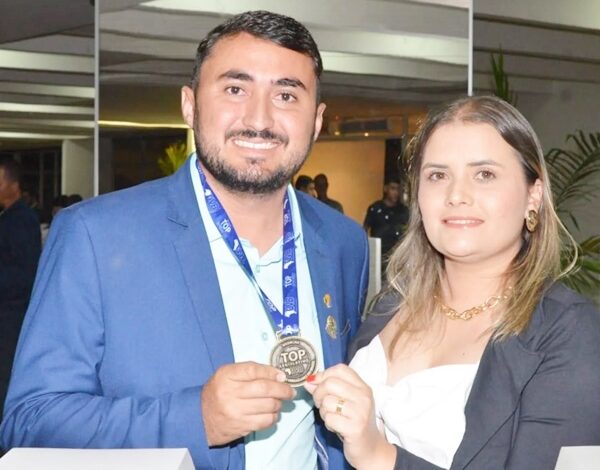 Em Brasília: Vereador e Presidente Lucas Vieira recebe Medalha Top Legislativo em reconhecimento ao trabalho em Nazarezinho LUCAS 600x470 - Em Brasília: Vereador e Presidente Lucas Vieira recebe Medalha Top Legislativo em reconhecimento ao trabalho em Nazarezinho