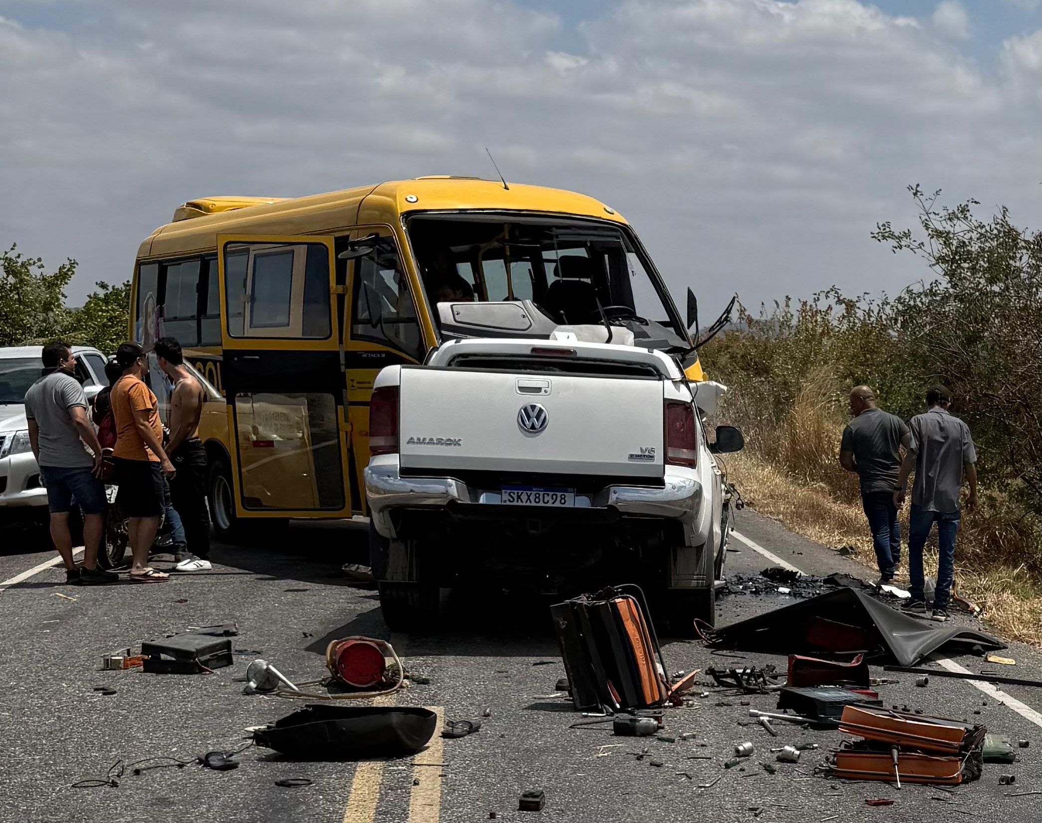 Grave acidente entre ônibus escolar e caminhonete deixa vítima fatal na PB-393 entre São João do Rio do Peixe e Cajazeiras acidente2 - Grave acidente entre ônibus escolar e caminhonete deixa vítima fatal na PB-393 entre São João do Rio do Peixe e Cajazeiras
