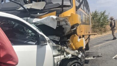 acidente3 390x220 - Grave acidente entre ônibus escolar e caminhonete deixa vítima fatal na PB-393 entre São João do Rio do Peixe e Cajazeiras