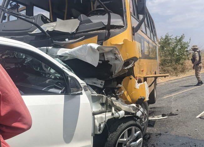 Grave acidente entre ônibus escolar e caminhonete deixa vítima fatal na PB-393 entre São João do Rio do Peixe e Cajazeiras acidente3 651x470 - Grave acidente entre ônibus escolar e caminhonete deixa vítima fatal na PB-393 entre São João do Rio do Peixe e Cajazeiras