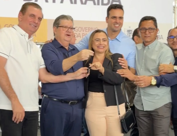 Ao lado de Chico Mendes e Wilson Santiago, Prefeita de São Domingos recebe novo ônibus escolar através de parceria com Governo do Estado adeilzaonibus - Ao lado de Chico Mendes e Wilson Santiago, Prefeita de São Domingos recebe novo ônibus escolar através de parceria com Governo do Estado