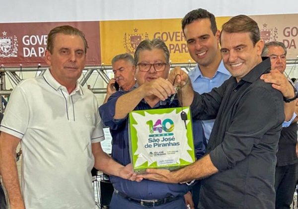 Prefeito Bal Lins recebe novo ônibus escolar ao lado do deputado Chico Mendes e convida governador para os 140 anos de São José de Piranhas balechico - Prefeito Bal Lins recebe novo ônibus escolar ao lado do deputado Chico Mendes e convida governador para os 140 anos de São José de Piranhas