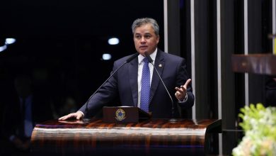 Senador Efraim Filho defende uma “Política Nacional de Proteção ao Ambiente Escolar” durante homenagem ao Dia do Professor EFRAIM1 390x220 - Senador Efraim Filho defende uma “Política Nacional de Proteção ao Ambiente Escolar” durante homenagem ao Dia do Professor