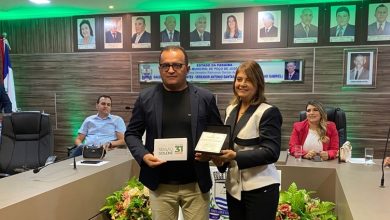 Silvanoo 390x220 - Radialista Silvano Dias é homenageado com o Título de Cidadão Poçomourense em noite de emoção e reconhecimento