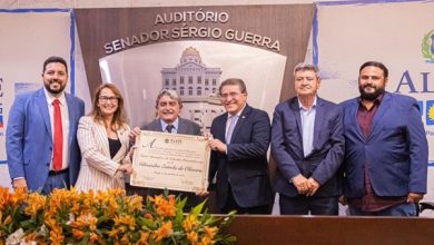 bjg 390x220 - Prefeito Gilvandro Estrela recebe Título de Cidadão Pernambucano na ALEPE