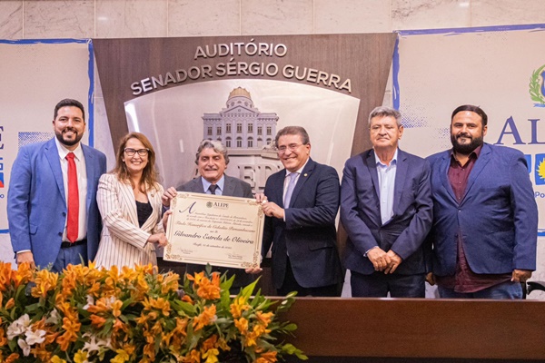 Prefeito Gilvandro Estrela recebe Título de Cidadão Pernambucano na ALEPE bjg - Prefeito Gilvandro Estrela recebe Título de Cidadão Pernambucano na ALEPE