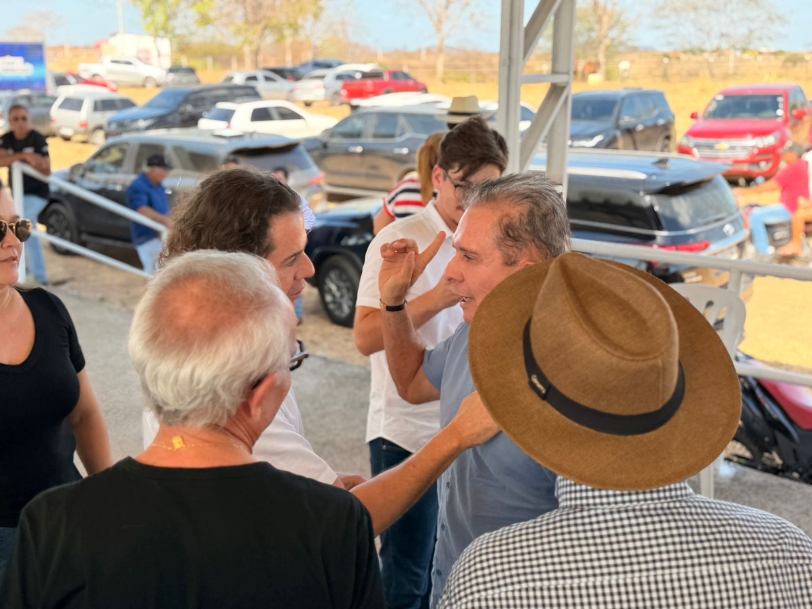 gravata1 - Eleições 2026: Cícero Lucena, Veneziano e Nabor Wanderley se encontram em evento no sertão e demonstram gesto de harmonia