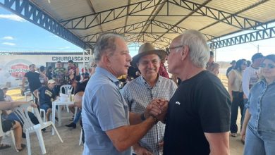 gravata2 390x220 - Eleições 2026: Cícero Lucena, Veneziano e Nabor Wanderley se encontram em evento no sertão e demonstram gesto de harmonia