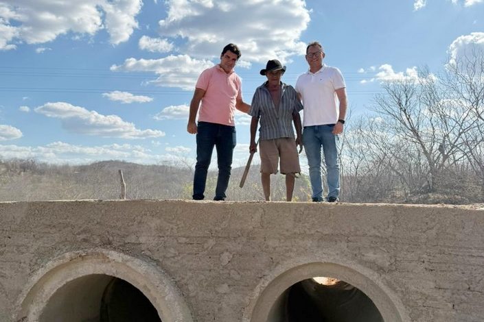 Prefeito de Lastro, Dr. Ronaldo entrega passagem molhada e visita obras da nova escola na Comunidade de Boa Esperança ronaldo1 705x470 - Prefeito de Lastro, Dr. Ronaldo entrega passagem molhada e visita obras da nova escola na Comunidade de Boa Esperança