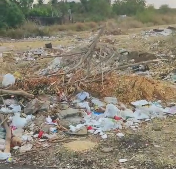 População denuncia acúmulo de lixo ao lado da UBS no bairro Angelim, em Sousa 1 - População denuncia acúmulo de lixo ao lado da UBS no bairro Angelim, em Sousa