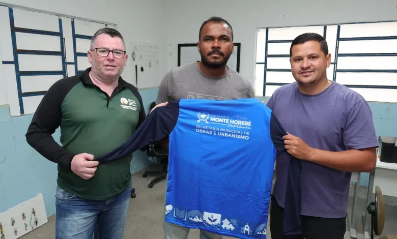 Secretaria de Obras de Monte Horebe realiza entrega de novos fardamentos aos servidores 1gmh 780x470 - Secretaria de Obras de Monte Horebe realiza entrega de novos fardamentos aos servidores