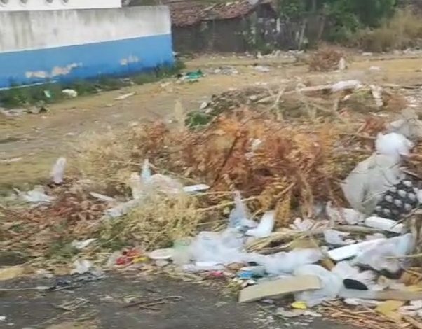 População denuncia acúmulo de lixo ao lado da UBS no bairro Angelim, em Sousa 2 602x470 - População denuncia acúmulo de lixo ao lado da UBS no bairro Angelim, em Sousa