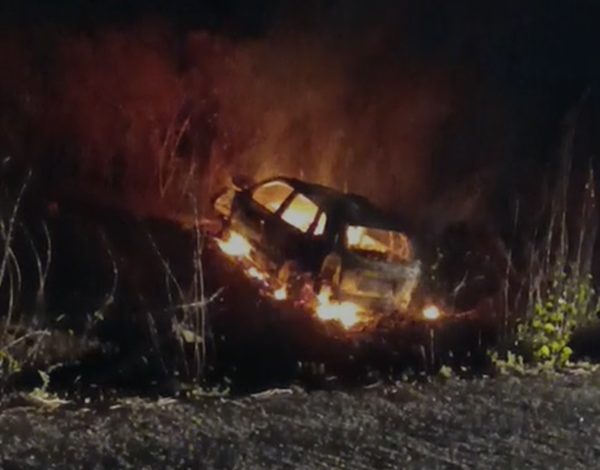 Carro envolvido em acidente fatal na PB-391 é incendiado na zona rural de Sousa carro 600x470 - Carro envolvido em acidente fatal na PB-391 é incendiado na zona rural de Sousa