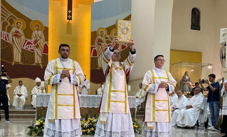 Sousense Marcos Vinícius é ordenado diácono em emocionante celebração na Catedral de Cajazeiras v 780x470 - Sousense Marcos Vinícius é ordenado diácono em emocionante celebração na Catedral de Cajazeiras