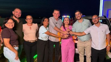 Ao lado da prefeita Adeilza Soares, deputado Chico Mendes participa da entrega de veículo zero quilômetro para reforçar a saúde de São Domingos 1c 1 390x220 - Ao lado da prefeita Adeilza Soares, deputado Chico Mendes participa da entrega de veículo zero quilômetro para reforçar a saúde de São Domingos