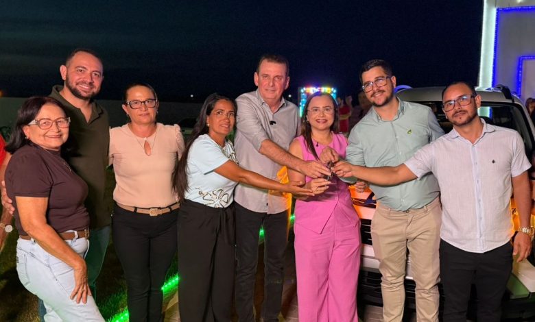 Ao lado da prefeita Adeilza Soares, deputado Chico Mendes participa da entrega de veículo zero quilômetro para reforçar a saúde de São Domingos 1c 1 780x470 - Ao lado da prefeita Adeilza Soares, deputado Chico Mendes participa da entrega de veículo zero quilômetro para reforçar a saúde de São Domingos