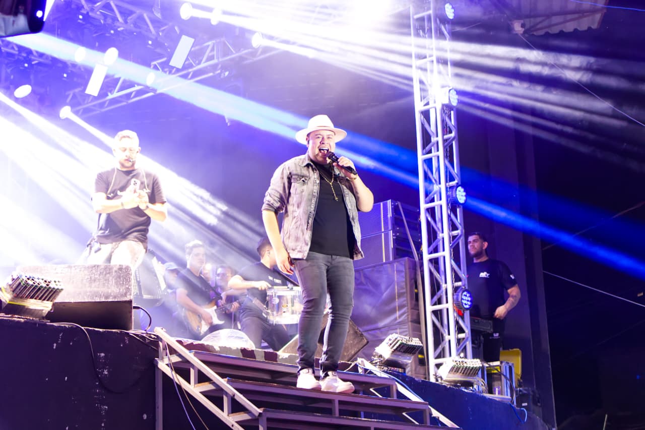 Deputado Chico Mendes prestigia Festa de Fim de Ano em São José da Lagoa Tapada ao lado do prefeito Neto de Coraci e do vice Gilberto Sem titulosjlt1 - Deputado Chico Mendes prestigia Festa de Fim de Ano em São José da Lagoa Tapada ao lado do prefeito Neto de Coraci e do vice Gilberto