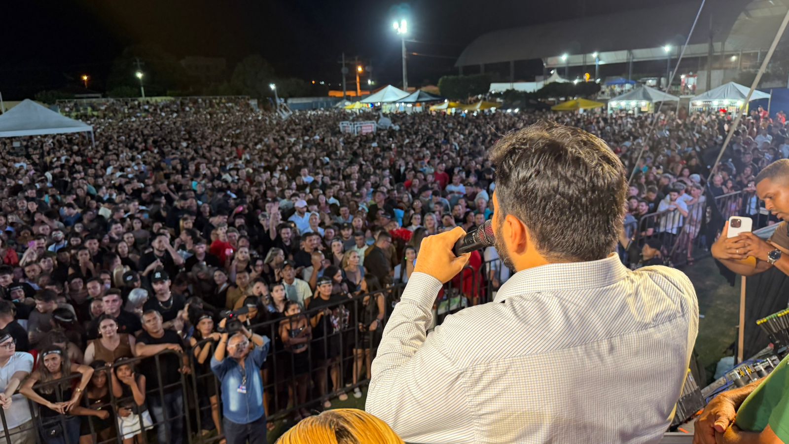 Festa dos 64 anos de Cachoeira dos Índios entra para a história e prefeito dispara: “Prometeram Calcinha Preta e não veio; eu trouxe” alyson02 - Festa dos 64 anos de Cachoeira dos Índios entra para a história e prefeito dispara: “Prometeram Calcinha Preta e não veio; eu trouxe”