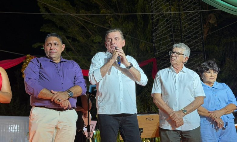 Ao lado do Prefeito João Neto, deputado Chico Mendes participa do acendimento das luzes de natal em Aparecida chicoaparecida1 780x470 - Ao lado do Prefeito João Neto, deputado Chico Mendes participa do acendimento das luzes de natal em Aparecida