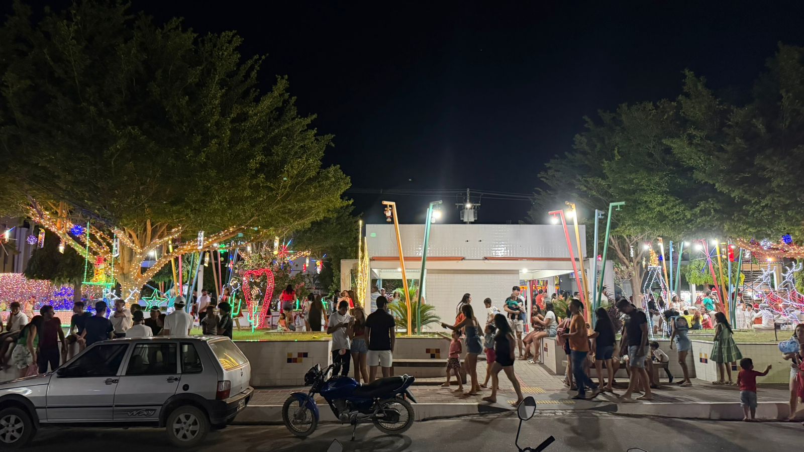 Ao lado do Prefeito João Neto, deputado Chico Mendes participa do acendimento das luzes de natal em Aparecida chicoaparecida5 - Ao lado do Prefeito João Neto, deputado Chico Mendes participa do acendimento das luzes de natal em Aparecida
