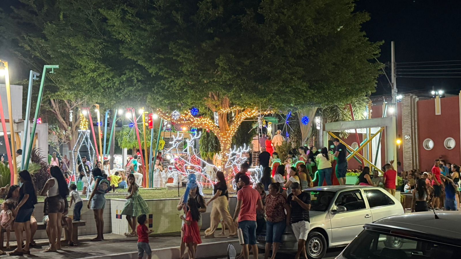 Ao lado do Prefeito João Neto, deputado Chico Mendes participa do acendimento das luzes de natal em Aparecida chicoaparecida7 - Ao lado do Prefeito João Neto, deputado Chico Mendes participa do acendimento das luzes de natal em Aparecida