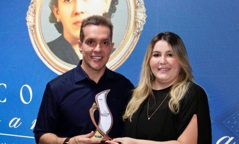 Vereadora Jakeline Roberta entrega Troféu Destaque Presidente a Eriko Jácome em reconhecimento Nacional da UVB jakeline 780x470 - Vereadora Jakeline Roberta entrega Troféu Destaque Presidente a Eriko Jácome em reconhecimento Nacional da UVB