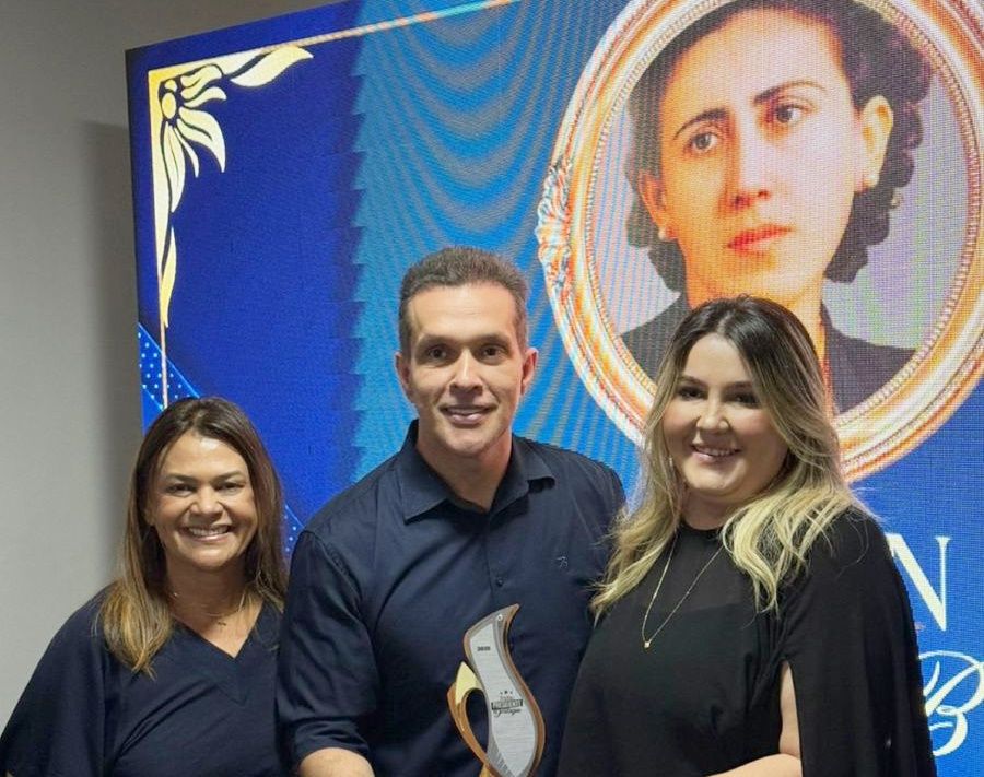 Vereadora Jakeline Roberta entrega Troféu Destaque Presidente a Eriko Jácome em reconhecimento Nacional da UVB jakeline2 - Vereadora Jakeline Roberta entrega Troféu Destaque Presidente a Eriko Jácome em reconhecimento Nacional da UVB