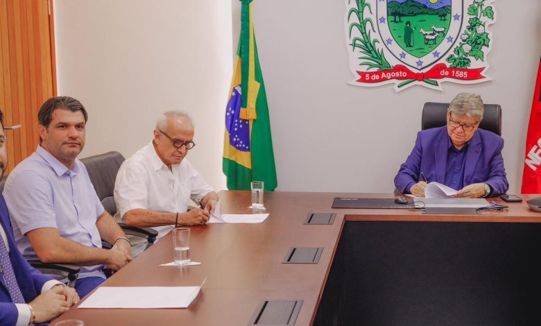 Disputa política em segundo plano: Prefeito Cícero Lucena assina termo de cessão da Estação das Artes para instalação de Centro de Computação Quântica joaoecicero 780x470 - Disputa política em segundo plano: Prefeito Cícero Lucena assina termo de cessão da Estação das Artes para instalação de Centro de Computação Quântica