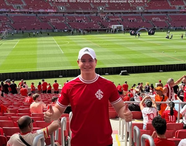 Apaixonado pelo Inter, paraibano de São Francisco viaja ao Rio Grande do Sul e acompanha vitória que livrou o clube do rebaixamento luiz1 600x470 - Apaixonado pelo Inter, paraibano de São Francisco viaja ao Rio Grande do Sul e acompanha vitória que livrou o clube do rebaixamento