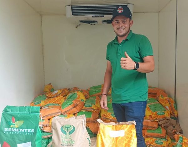 Primeira no Sertão: Prefeitura de Vieirópolis avança no apoio ao campo com entrega de sementes e corte de terra para agricultores 1v 1 600x470 - Primeira no Sertão: Prefeitura de Vieirópolis avança no apoio ao campo com entrega de sementes e corte de terra para agricultores