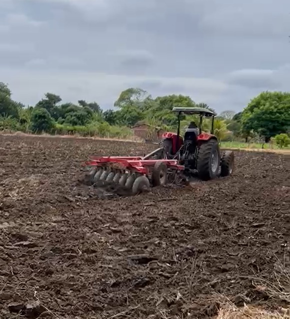 Primeira no Sertão: Prefeitura de Vieirópolis avança no apoio ao campo com entrega de sementes e corte de terra para agricultores 2v - Primeira no Sertão: Prefeitura de Vieirópolis avança no apoio ao campo com entrega de sementes e corte de terra para agricultores