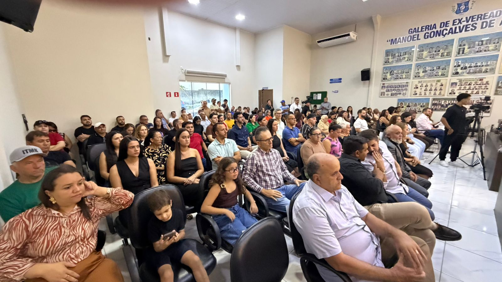 Toinho Magalhães é empossado novo presidente da Câmara Municipal de Uiraúna em sessão solene lotada UNA01 - Toinho Magalhães é empossado novo presidente da Câmara Municipal de Uiraúna em sessão solene lotada