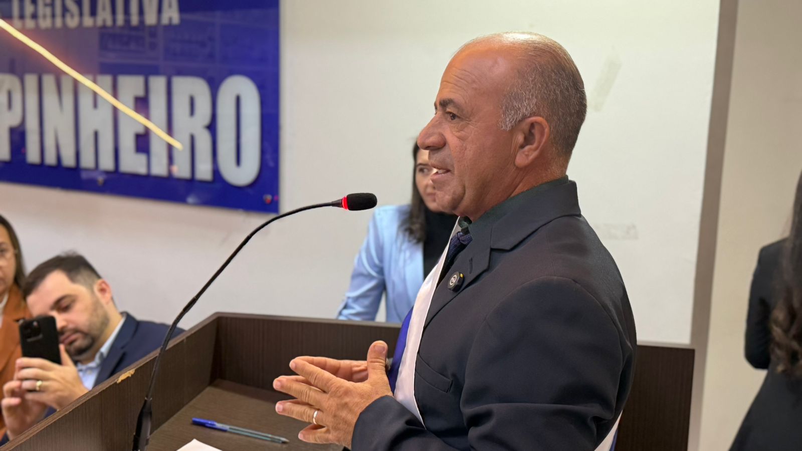 Toinho Magalhães é empossado novo presidente da Câmara Municipal de Uiraúna em sessão solene lotada UNA07 - Toinho Magalhães é empossado novo presidente da Câmara Municipal de Uiraúna em sessão solene lotada