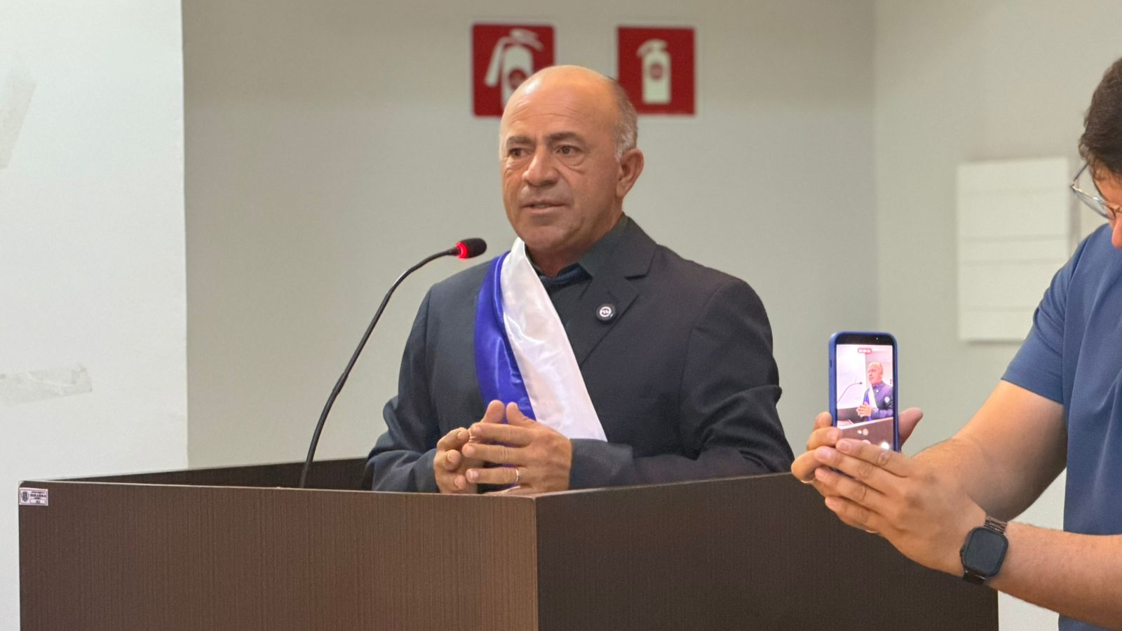 Toinho Magalhães é empossado novo presidente da Câmara Municipal de Uiraúna em sessão solene lotada UNA09 - Toinho Magalhães é empossado novo presidente da Câmara Municipal de Uiraúna em sessão solene lotada