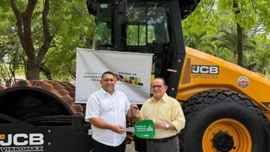 Em Aparecida: Prefeito João Neto conquista nova máquina compactadora junto ao Ministério da Agricultura para reforçar serviços do município ap 390x220 - Em Aparecida: Prefeito João Neto conquista nova máquina compactadora junto ao Ministério da Agricultura para reforçar serviços do município